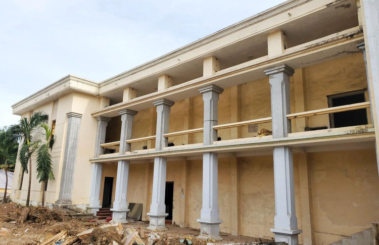 Hiện trường triển khai các hạng mục phá dỡ công trình cũ của Dự án Xây dựng Nhà Văn hóa trung tâm tỉnh Ninh Bình