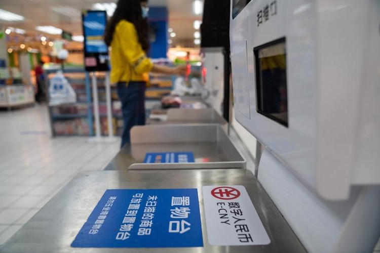 Khu vực thanh toán bằng Nhân dân tệ số tại một siêu thị ở Thẩm Quyến, Trung Quốc - Ảnh: Bloomberg.