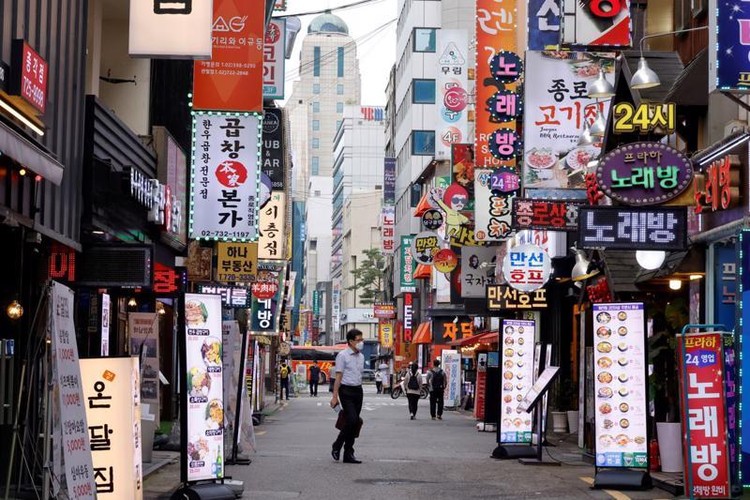 Đường phố Seoul vắng vẻ vì giãn cách xã hội hôm 12/7 - Ảnh: Reuters.