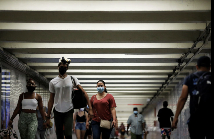 Người dân Mỹ đeo khẩu trang trong một nhà ga tàu điện ngầm ở thành phố New York ngày 28/7 - Ảnh: Reuters.
