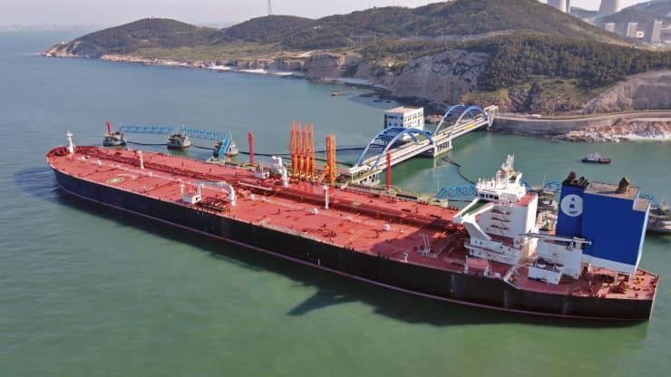 Một tàu chở dầu cập cảng dầu cập cảng dầu Yên Đài ở Sơn Đông, Trung Quốc, tháng 5/2021 - Ảnh: Getty/CNBC.