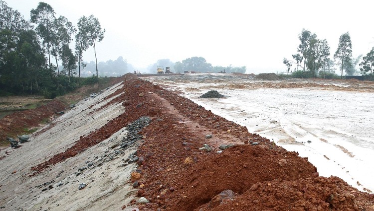 Tổng nhu cầu đất đắp xây dựng đoạn cao tốc Cam Lộ - La Sơn là 1,99 triệu m3 nhưng trữ lượng các mỏ đã được cấp phép khai thác chỉ đáp ứng 25%. Ảnh: Trí Nguyễn