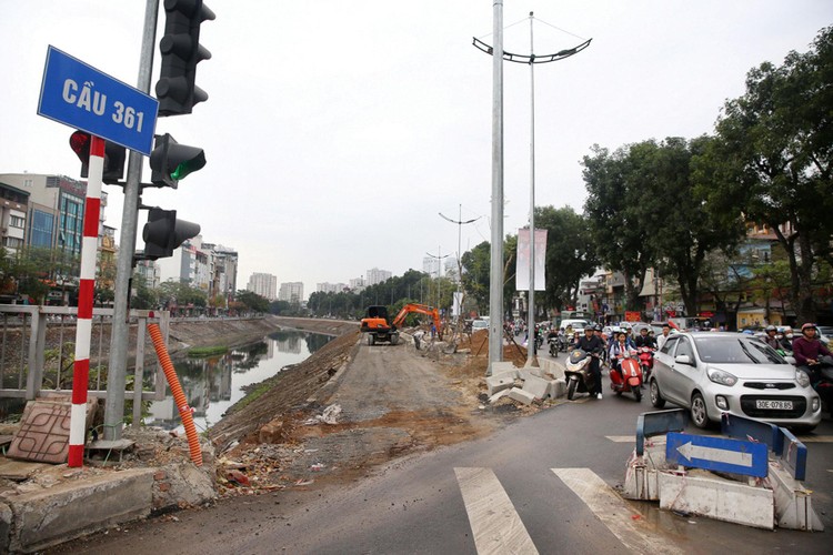 Công ty CP Công trình giao thông Hà Nội đang thi công một số gói thầu thuộc các dự án mở rộng mặt đường trên địa bàn Thủ đô. Ảnh: Lê Tiên