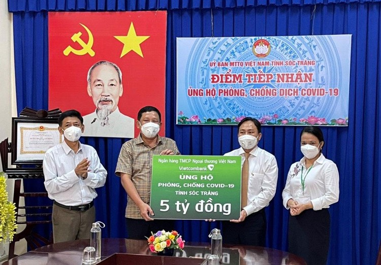 Ông Lâm Văn Mẫn - Bí thư Tỉnh ủy Sóc Trăng (thứ 2 từ trái sang) tiếp nhận kinh phí ủng hộ phòng chống dịch Covid-19 của Ngân hàng TMCP Ngoại thương Việt Nam