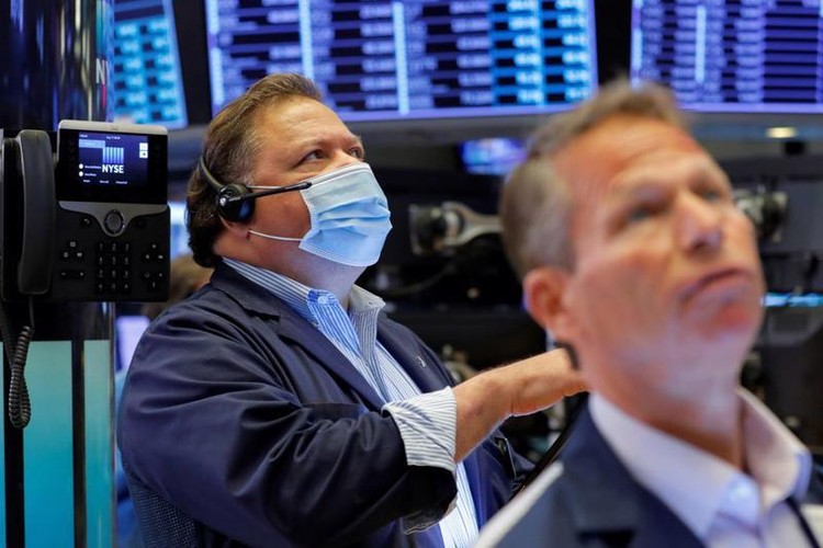 Các nhà giao dịch cổ phiếu trên sàn NYSE ở New York hôm 11/8 - Ảnh: Reuters.