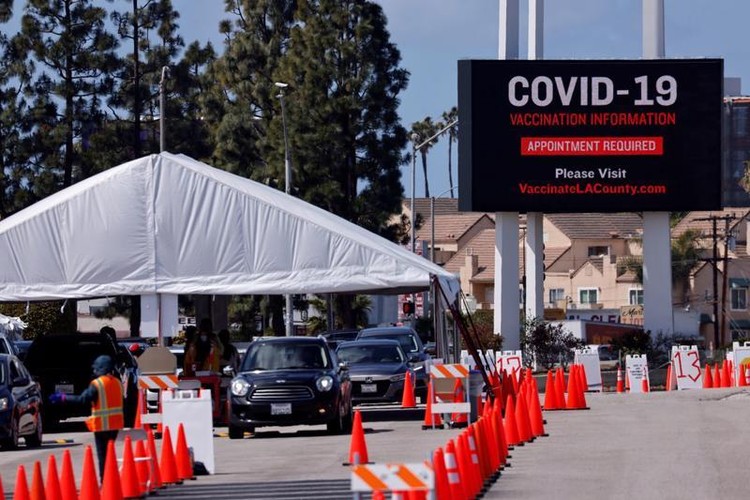 Một điểm tiêm phòng Covid-19 ở bang California, Mỹ, tháng 3/2021 - Ảnh: Reuters.