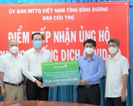 Ông Nguyễn Văn Lộc, Chủ tịch Ủy ban Mặt trận Tổ quốc tỉnh Bình Dương (thứ 2 từ phải sang) đại diện lãnh đạo tỉnh Bình Dương tiếp nhận kinh phí ủng hộ phòng chống dịch của Vietcombank