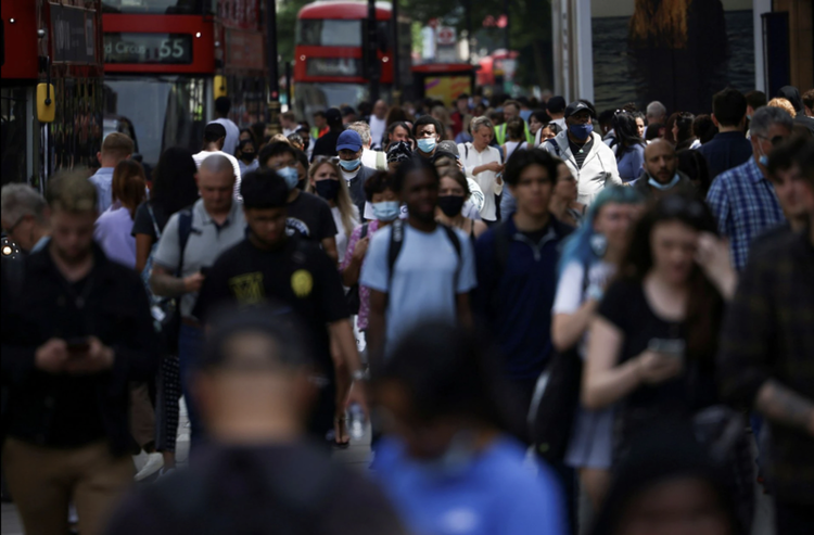 Dòng người trên phố Oxford ở London, Anh, hôm 16/7, trong lúc Covid đang bùng mạnh ở nước này - Ảnh: Reuters.