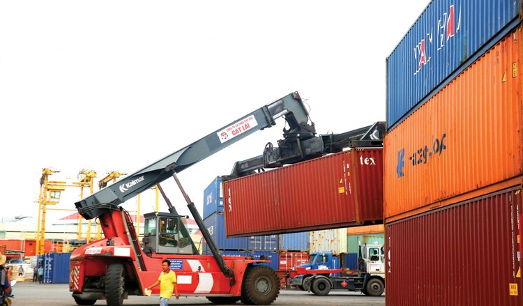 Việc giảm phí lưu container, kho bãi sẽ góp phần hỗ trợ doanh nghiệp nâng cao sức cạnh tranh. Ảnh: Lê Tiên