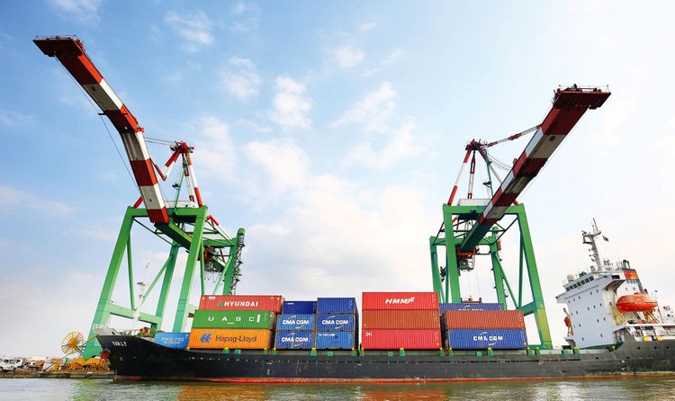 Thương mại toàn cầu được cải thiện sẽ hỗ trợ cho hoạt động xuất nhập khẩu của Việt Nam trong những tháng cuối năm 2021. Ảnh: Lê Tiên