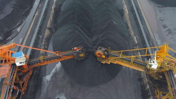 Dỡ than từ tàu chở than tại một cảng biển ở Liêu Ninh hôm 14/10/2021 - Ảnh: Getty/CNBC.