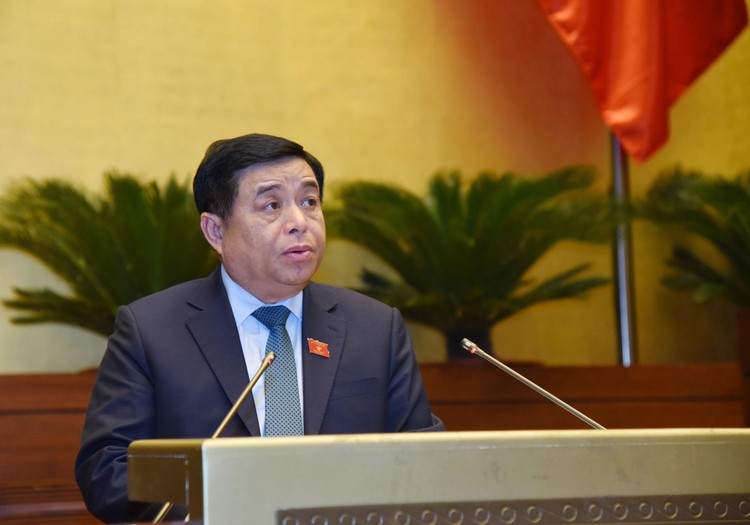 Bộ trưởng Bộ Kế hoạch và Đầu tư Nguyễn Chí Dũng trình bày Tờ trình về Dự án Luật sửa đổi, bổ sung một số điều của Luật Thống kê. Ảnh: Quang Khánh