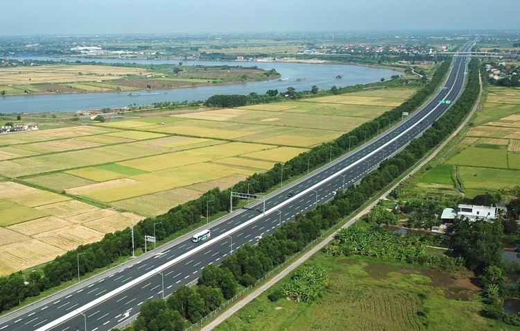 Đến năm 2030, phấn đấu cả nước có khoảng 5.000 km đường bộ cao tốc, trong đó đến năm 2025 hoàn thành đường bộ cao tốc Bắc - Nam phía Đông. Ảnh: Lê Tiên