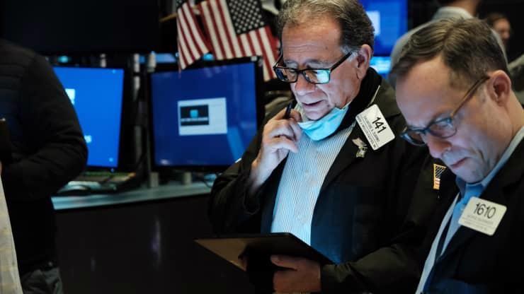 Các nhà giao dịch cổ phiếu trên sàn NYSE ở New York hôm 15/10/2021 - Ảnh: Getty/CNBC.