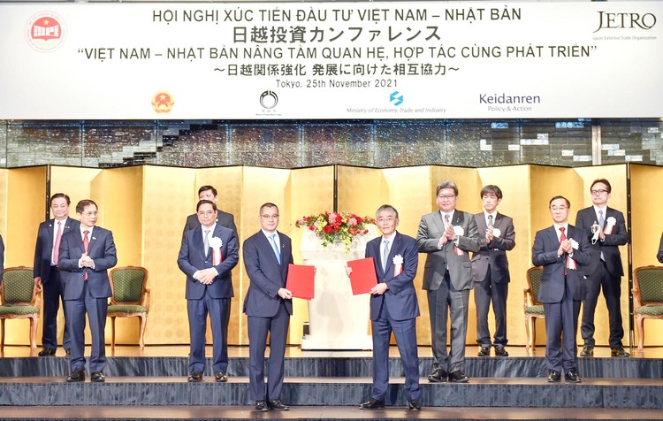 Tại Hội nghị Xúc tiến đầu tư Việt Nam - Nhật Bản, 44 văn kiện hợp tác trị giá hàng tỷ USD giữa các cơ quan, doanh nghiệp hai nước đã được trao đổi. Ảnh: Quý Bắc