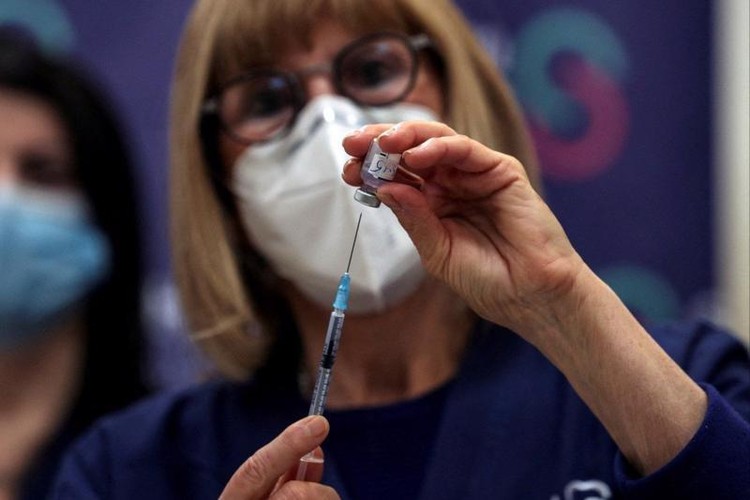 Một y tá chuẩn bị mũi vaccine Covid-19 thứ tư trong khuôn khổ cuộc nghiên cứu tại Trung tâm Y tế Sheba của Israel vào tháng 12/2021 - Ảnh: Reuters