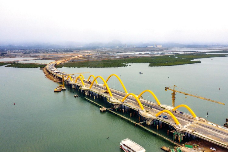 Cầu Tình Yêu (tên trong Dự án là cầu Cửa Lục 1) tạo điều kiện đi lại thuận lợi cho người dân 2 bờ vịnh Cửa Lục. Ảnh: Đỗ Giang