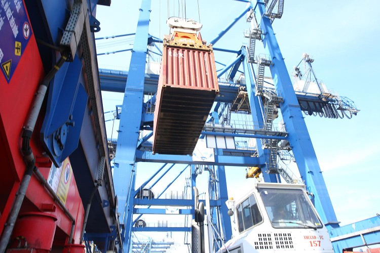 Chi phí logistics tăng cao khiến nguy cơ gián đoạn chuỗi cung ứng vẫn hiện hữu. Ảnh: Lê Tiên