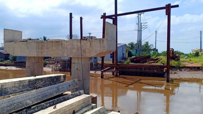 Nhà thầu thực hiện Gói thầu Xây dựng cầu Cái Cùng đã dừng thi công từ tháng 2/2021. Ảnh: NC st