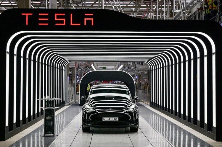 Mẫu xe Model Y trong lễ khai trương nhà máy Tesla ở Đức hôm 22/3/2022 - Ảnh: Reuters.