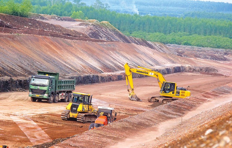 Dự án thành phần đầu tư xây dựng đoạn cao tốc Vĩnh Hảo - Phan Thiết dự kiến phải hoàn thành vào tháng 12/2022, nhưng hiện mới thi công đạt 32,2% giá trị hợp đồng. Ảnh: Vĩnh Phú