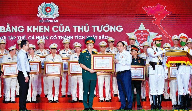 Đại tá Nguyễn Tiến Thắng - Tổng Giám đốc Công ty TECAPRO nhận Bằng khen của Thủ tướng vì có thành tích xuất sắc trong xây dựng, triển khai Dự án sản xuất, cấp và quản lý căn cước công dân năm 2021