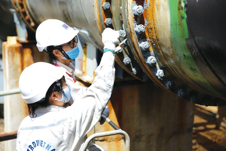 Người lao động Công ty CP Lọc hóa dầu Bình Sơn (BSR) chăm sóc thiết bị trong Nhà máy