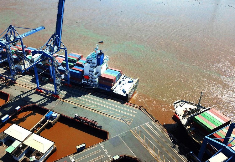 Đồng bằng sông Cửu Long hiện có 12 cảng biển nhưng công suất chỉ đáp ứng được 50% sản lượng hàng hóa của vùng. Ảnh: Lê Tiên