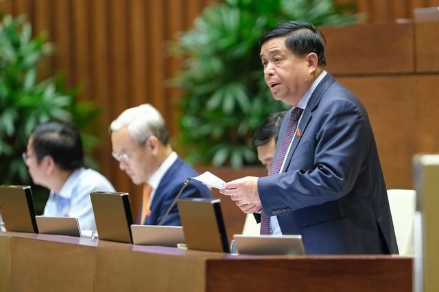 Bộ trưởng Bộ Bộ Kế hoạch và Đầu tư Nguyễn Chí Dũng phát biểu làm rõ thêm một số vấn đề mà các đại biểu Quốc hội quan tâm