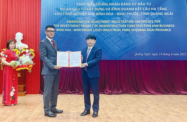Ông Hà Hoàng Việt Phương, Trưởng Ban Quản lý khu kinh tế Dung Quất và các khu công nghiệp Quảng Ngãi (bên phải) trao Giấy chứng nhận đăng ký đầu tư cho nhà đầu tư Hàn Quốc
