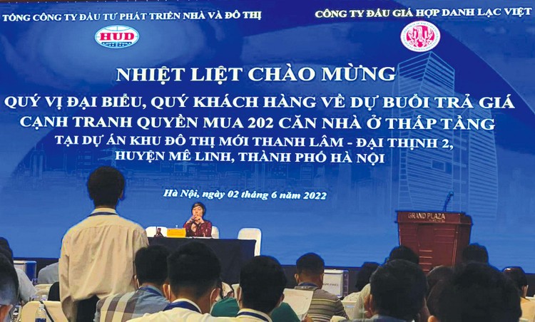 Bà Đỗ Thị Hồng Hạnh, CEO Lạc Việt điều hành buổi trả giá cạnh tranh