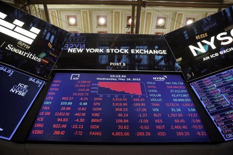 Một bảng điện tử tại Sở giao dịch chứng khoán New York (NYSE) trong phiên giao dịch ngày 18/5 - Ảnh: Reuters.