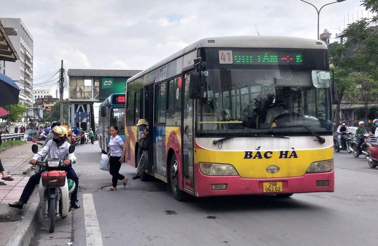 Toàn thành phố Hà Nội hiện có 10 doanh nghiệp đang cung cấp dịch vụ vận tải hành khách công cộng bằng xe buýt. Ảnh: Bích Thủy