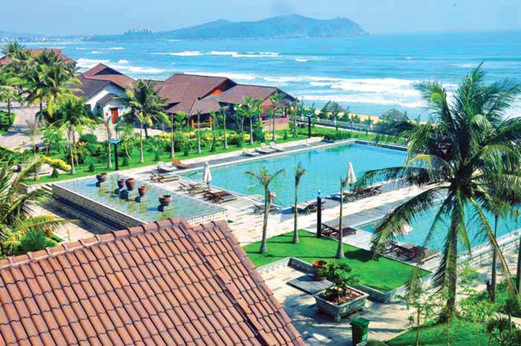 Công ty CP Du lịch Quảng Ngãi đang sở hữu khu nghỉ dưỡng lớn nhất tỉnh Quảng Ngãi - resort Sa Huỳnh Beach (giai đoạn 1) được xây dựng trên khu đất 19.990 m2 tại xã Phổ Châu. Ảnh: NC st