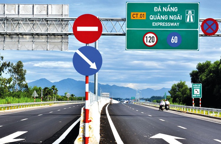 Tại Dự án Đường cao tốc Đà Nẵng - Quảng Ngãi, các gói thầu bị chia nhỏ cho nhiều nhà thầu không đủ năng lực thi công.