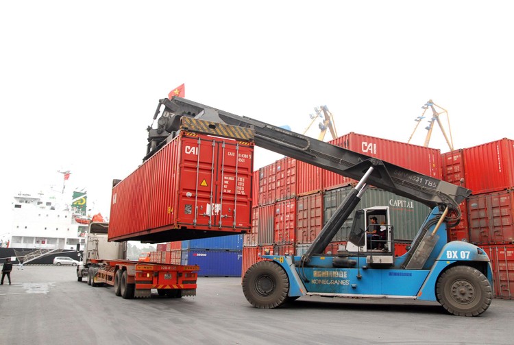 Chi phí logistics nội địa cao làm tăng giá thành sản xuất và giá hàng hóa, ảnh hưởng tới sức cạnh tranh của doanh nghiệp Việt. Ảnh: Nhã Chi
