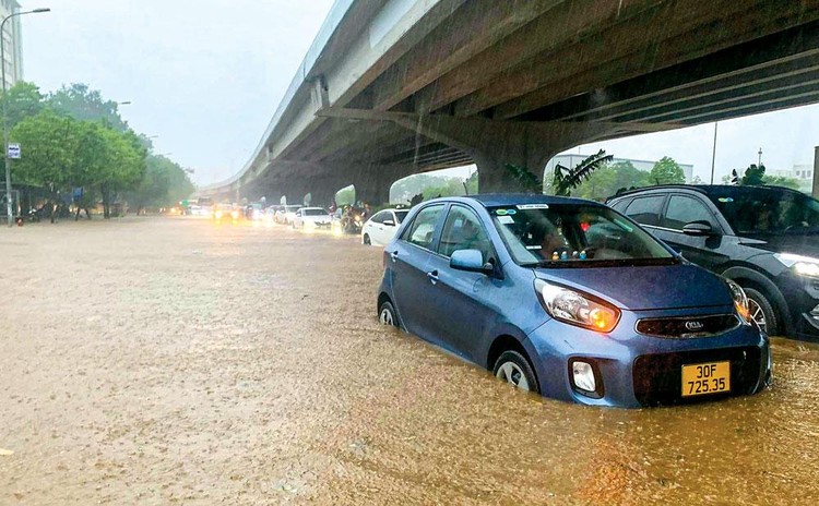 Tình trạng úng ngập cục bộ vẫn xảy ra tại khu vực nội thành Hà Nội mỗi khi mưa lớn. Ảnh: B. Châu