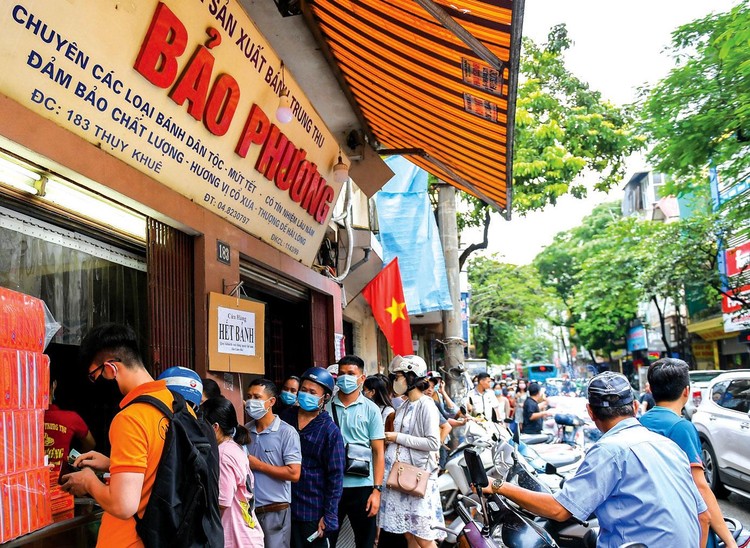 Dòng người xếp hàng chỉ để mua bánh trung thu cổ truyền trên phố Thụy Khuê (Hà Nội) cho thấy vai trò quan trọng của niềm tin trong kinh doanh. Ảnh: Trọng Tùng