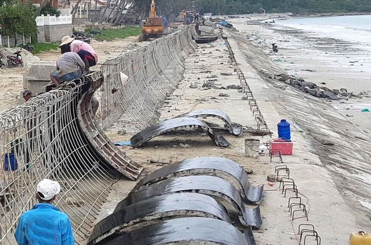 Thời gian thi công công trình kè phụ thuộc vào thủy triều, nên việc đẩy nhanh tiến độ vào mùa mưa ở Bình Thuận là rất khó khăn. Ảnh minh họa: Tiên Giang
