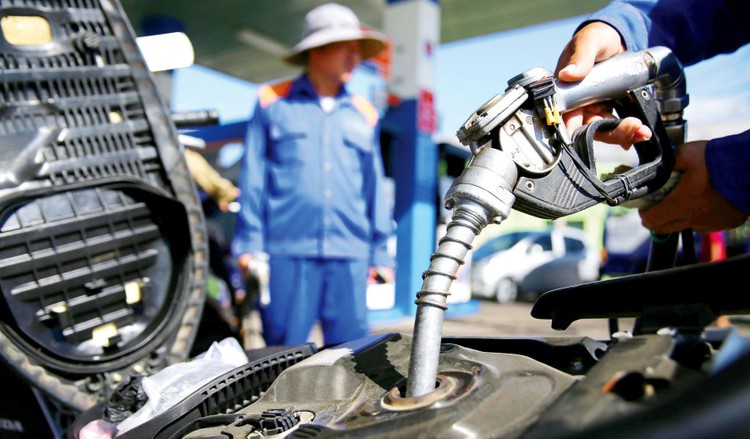Giá xăng dầu đã tăng 3 đợt liên tiếp sau một số đợt giảm giá và có nhiều khả năng tăng tiếp. Ảnh: Tiên Giang