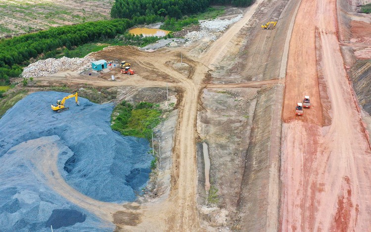 Dự án thành phần 3 thuộc Dự án cao tốc Biên Hòa - Vũng Tàu (giai đoạn 1) cần 738 nghìn m3 đá các loại và gần 1,5 triệu m3 đất đắp nền. Ảnh minh họa: Tiên Giang