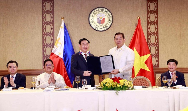 Nghị quyết 571 về việc tăng cường hợp tác giữa Philippines và Việt Nam vừa được Hạ viện Philippines thông qua. Ảnh: Doãn Tần