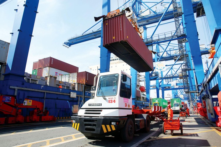 Kim ngạch xuất nhập khẩu tháng 11 giảm 7,8% so với cùng kỳ năm trước, trong đó xuất khẩu giảm 8,4%. Ảnh: Lê Tiên