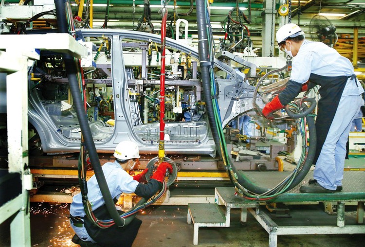 Việt Nam phải nhập khẩu hầu hết công nghệ, máy móc thiết bị, phụ tùng, nguyên liệu chính cho sản xuất công nghiệp. Ảnh: Lê Tiên