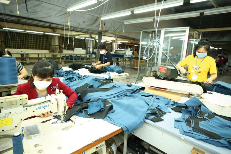 Suy thoái kinh tế toàn cầu đang đè nặng lên triển vọng kinh doanh của các doanh nghiệp ngành dệt may năm tới. Ảnh: Tiên Giang