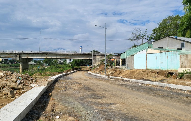 Công trình tuyến đường ven sông Tuyên Sơn - Túy Loan chậm tiến độ vì vướng mặt bằng. Ảnh: Minh Hạnh