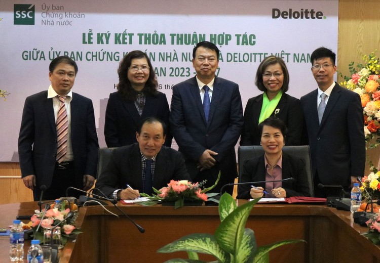 Đại diện Ủy ban Chứng khoán Nhà nước và Deloitte Việt Nam ký thỏa thuận hợp tác giai đoạn 2023 - 2027