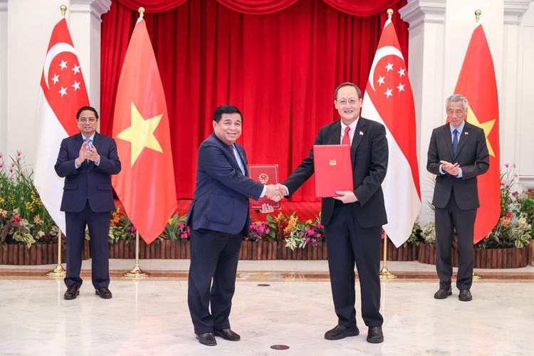 Thủ tướng Phạm Minh Chính cùng Thủ tướng Singapore Lý Hiển Long chứng kiến lễ trao đổi Bản ghi nhớ giữa hai Chính phủ về việc thiết lập Quan hệ Đối tác kinh tế số - kinh tế xanh. Ảnh: Quý Bắc