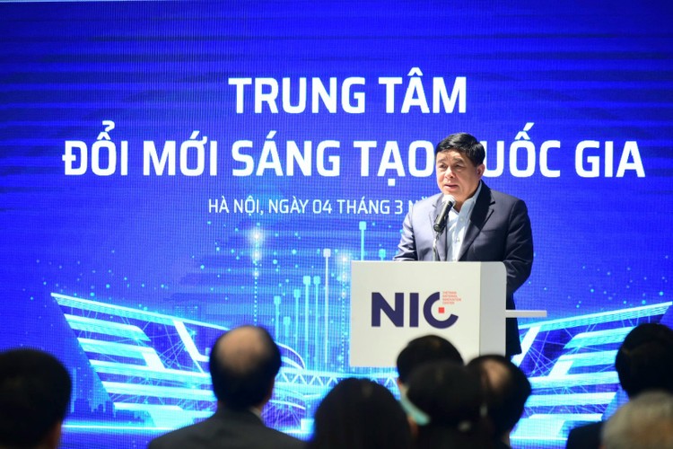 Bộ trưởng Nguyễn Chí Dũng cho biết, NIC hoạt động với mục tiêu chủ yếu là tạo nên hệ sinh thái để thúc đẩy, hỗ trợ nền kinh tế và các thành phần liên quan đổi mới sáng tạo. Ảnh: Trần Thanh Hà.