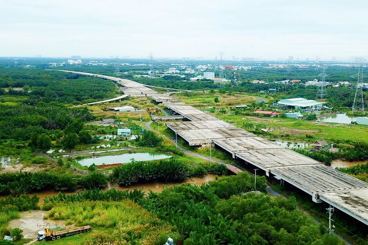 Dự án Xây dựng đường cao tốc Bến Lức - Long Thành đã dừng thi công từ giữa năm 2019. Ảnh: Song Lê